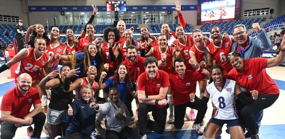 Jugadoras y dirigente del equipo de Cuba que este miércoles festejan el triunfo logrado por este equipo ante las Reinas del Caribe.