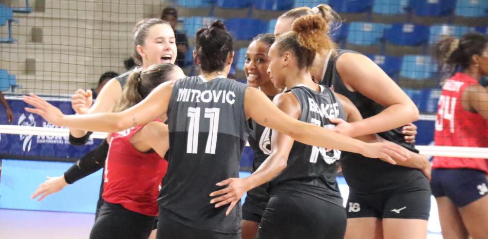 Jugadoras de Canadá celebran uno de los puntos anotados en la parte final del partido en el que derrotaron a Estados Unidos.