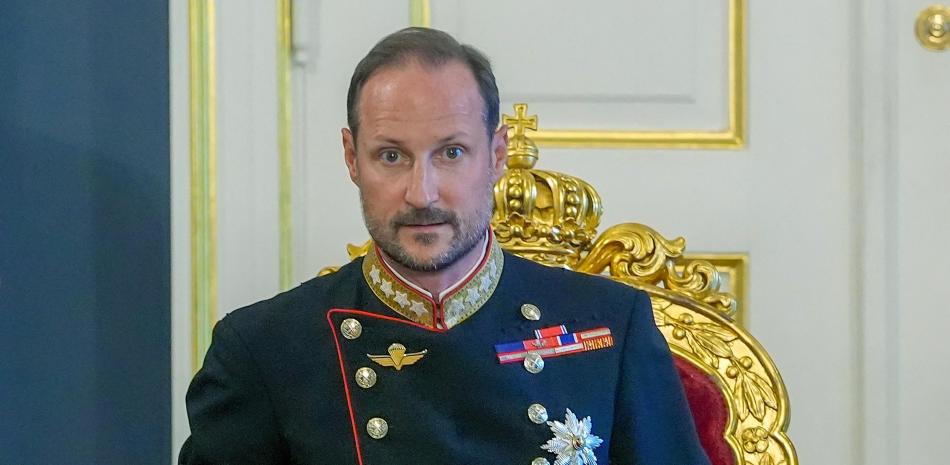King Haakon VIII of Norway sits at the head of the table for an extraordinary cabinet meeting at the Royal Palace, in Oslo on August 28, 2026, following the death of King Harald V of Norway. King Harald V of Norway, who died on August 28, 2026 aged 89, remained a unifying figure in his country until the very end, a pillar of stability amid a string of family scandals that tarnished the final years of his reign. (Photo by Lise Åserud / NTB / AFP) / Norway OUT / ALTERNATIVE CROP