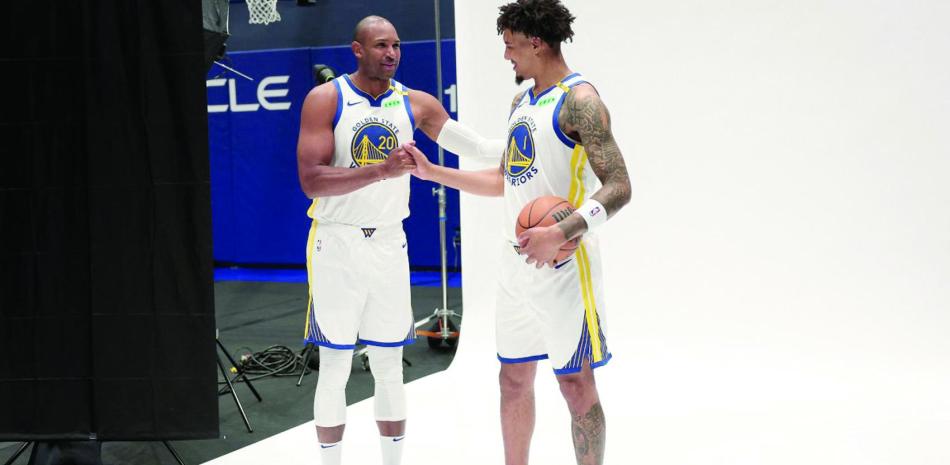 Yaxel Lendeborg, de los Warriors de Golden State posa junto a Al Horford durante el día de medios para este equipo.