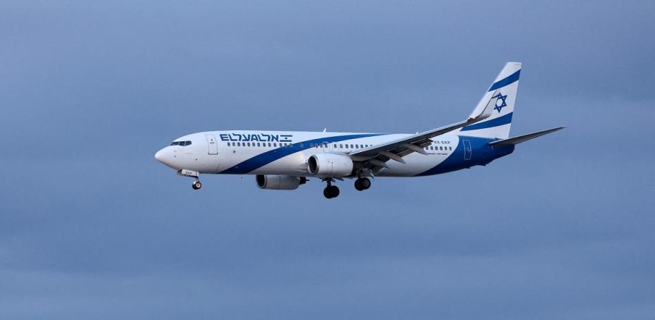 Un avión de la aerolínea israelí El Al aterriza en el aeropuerto Ben-Gurión, cerca de la ciudad de Lod, el 30 de septiembre de 2026. El Al, la aerolínea de bandera de Israel, anunció el 2 de octubre la cancelación de los vuelos de repatriación desde Dubái que había programado tras la suspensión del servicio a Tel Aviv por parte de flydubai, a raíz de un ataque ocurrido durante un vuelo. (Foto de JACK GUEZ / AFP)