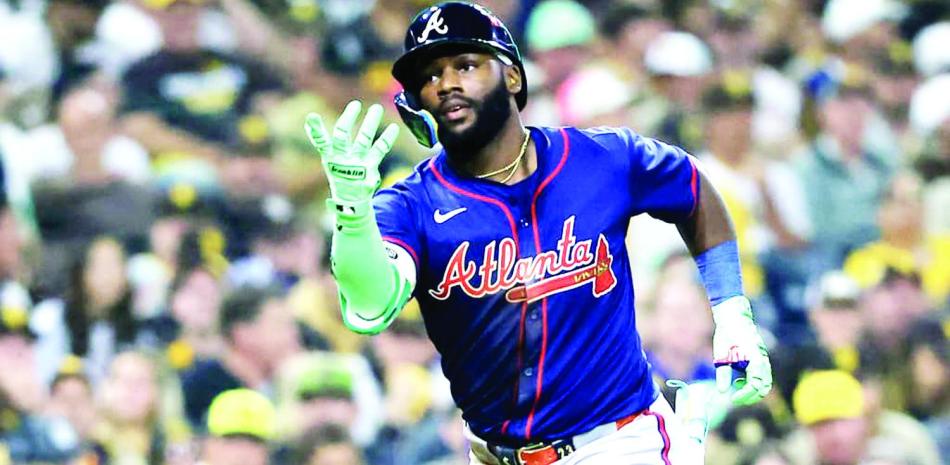 Michael Harris al momento de anotar una de las vueltas para los Bravos.