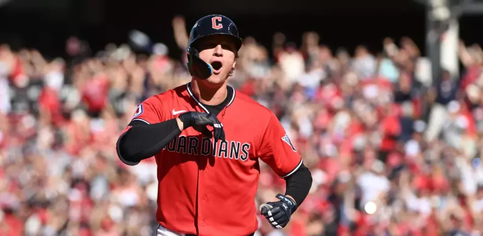 Jonrón de Halpin le da la victoria y la ventaja a los Guardianes ante los Rays