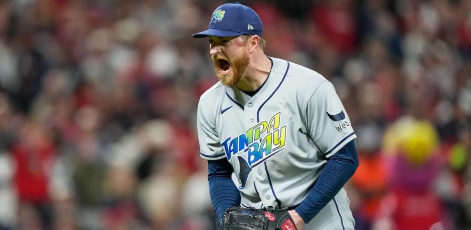 Drew Rasmussen reacciona luego de retirar a la oposición en una entrada en el choque que ganaron los Rays.
