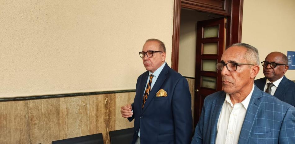 Abogados depositando una querella formal en la Fiscalía del Distrito Nacional contra la Policía Nacional.