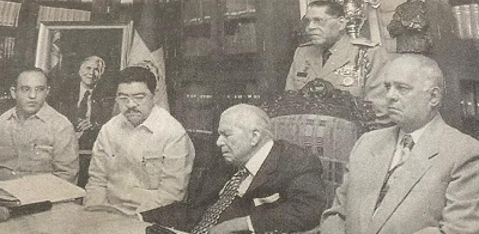 Rafael Bello Andino junto a Balaguer, en rueda de prensa, acompañados de Quique Antún y Eligio Linares. Foto de archivo LD.