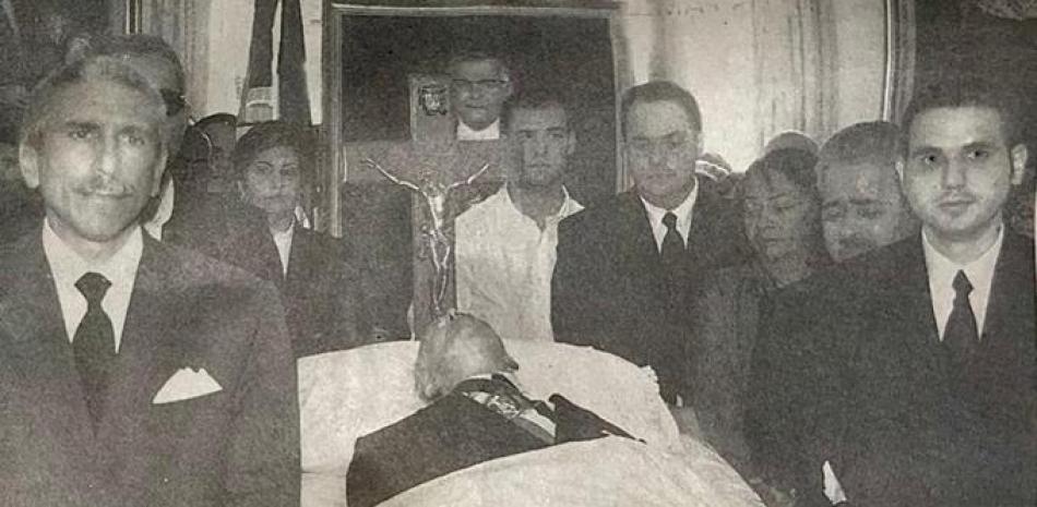 Imagen de archivo LD. Emmanuel Esquea Guerrero junto a otras personalidades encabeza la guardia de honor del líder reformista.