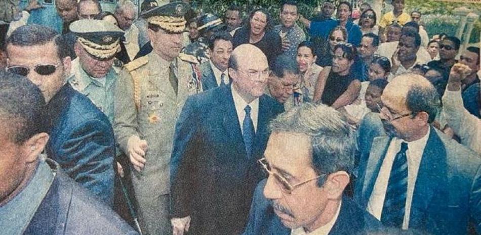 Imagen de archivo LD, 15 de julio 2002. El presidente Mejía cuando salía ayer de la que fuera residencia de Balaguer, en la avenida Máximo Gómez.