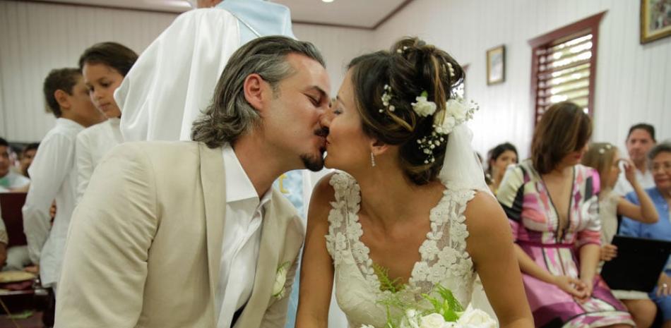 Pareja. Uno de los tantos besos que sellaba la inolvidable ceremonia.