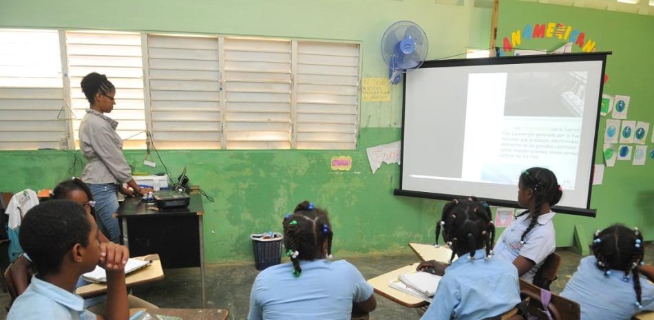 Luces para Aprender brinda a estudiantes de escuelas aisladas de El Seibo y Monte Plata un motivo para levantarse en las mañanas y asistir con entusiasmo a la escuela.