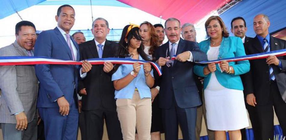 Acto. El presidente Danilo Medina encabezó ayer las inauguraciones de dos centros educativos y dos estancias en Santiago.