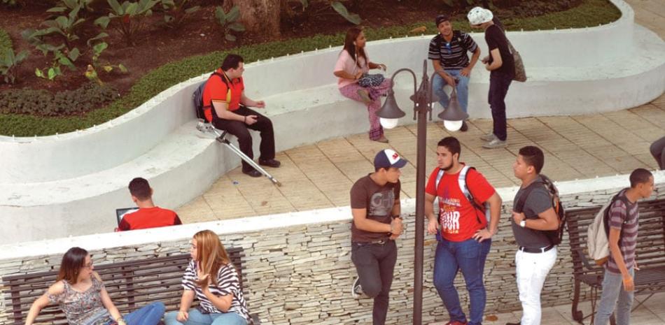 Dedicación. Cientos de jóvenes acuden a las universidades en busca de formación, aunque al concluir la desesperación se apodera de ellos por la falta de oportunidades para ingresar al mundo laboral.