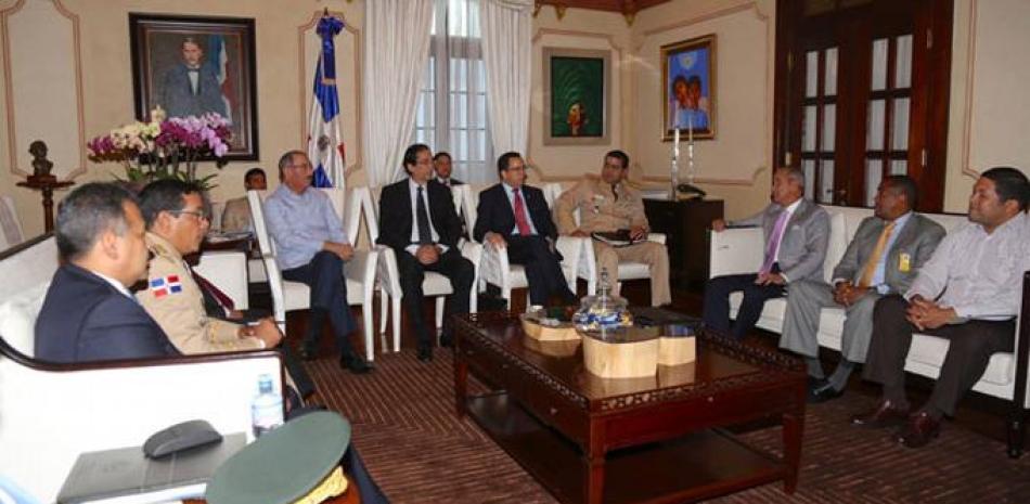 Detalles. El canciller Andrés Navarro rindió ayer un informe al presidente Danilo Medina sobre el Plan de Regularización.