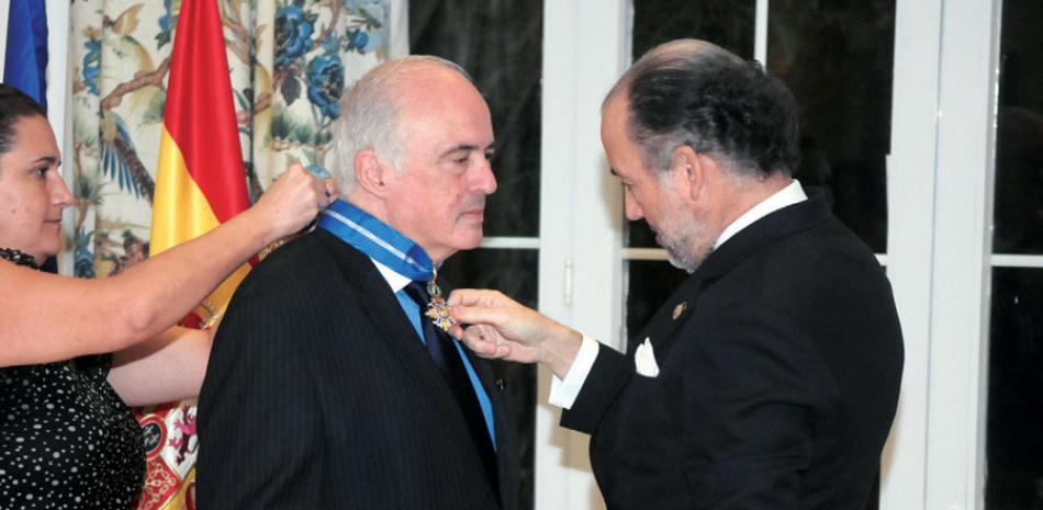 Condecoración. Bernardo Vega recibe la imposición de la Condecoración de la Orden del Mérito Civil, de parte del embajador de España en el país, Jaime Lacadena.