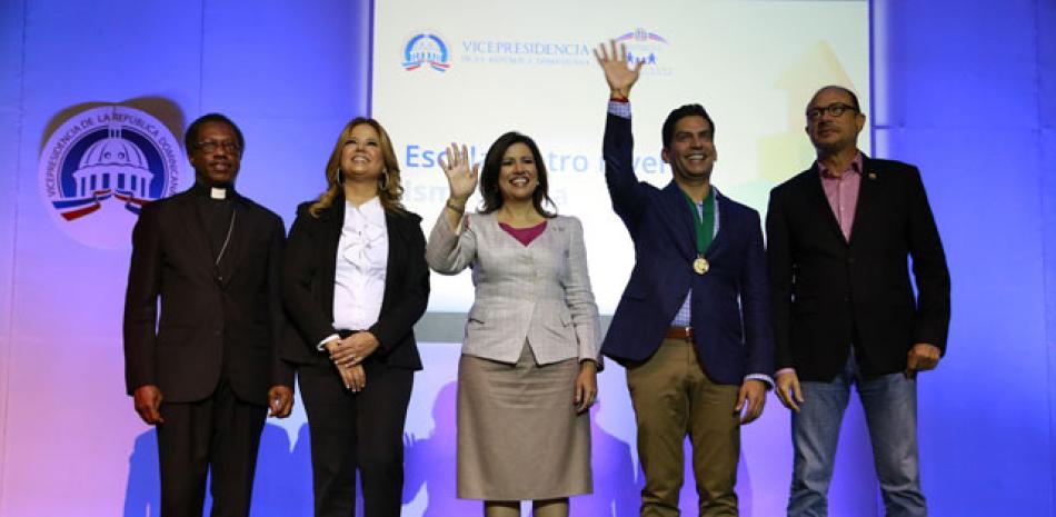 Condecoración. Jude T. Okolo, Evelyn Betancourt, Margarita Cedeño, Ismael Cala y José Antonio Rodríguez.