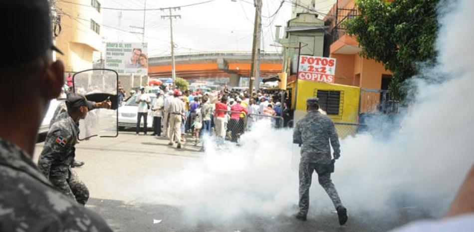 Fuerzas policiales dispersaban ayer con gases lacrimógenos, después de que un número considerable de ellos intentaron penetrar por la fuerza a las oficinas de Interior y Policía.