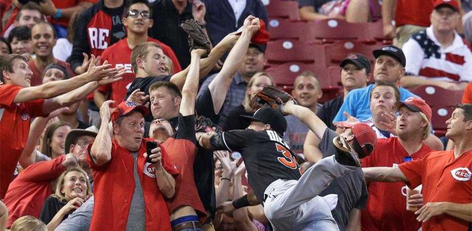 El segunda base Derek Dietrich, de los Marlins, se lanza hacia el público tratando de capturar un foul conectado por Jay Bruce, de los Rojos, en el sexto inning.