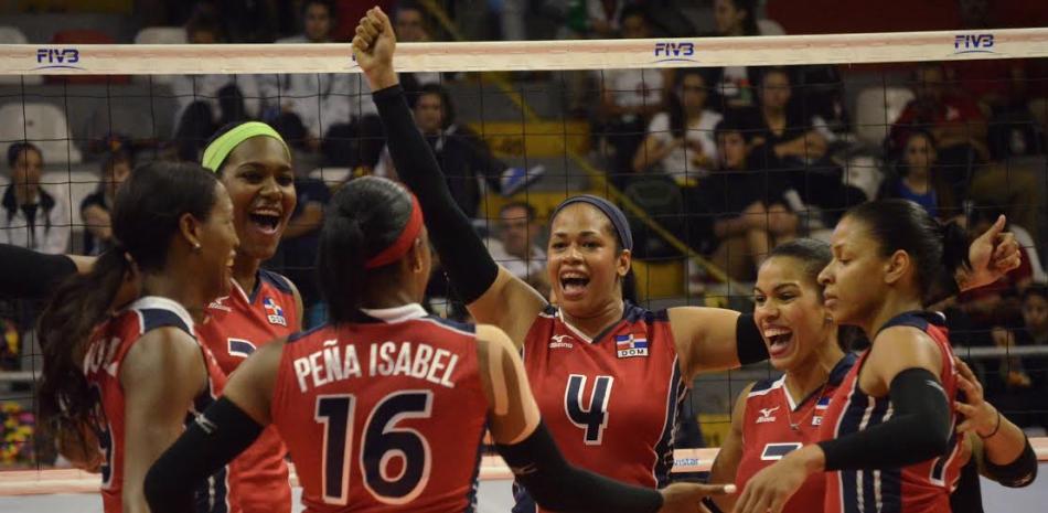 Las dominicanas celebran el pase a la final tras vencer 3-1 a Argentina en la Copa Panam que se juega en Perú.