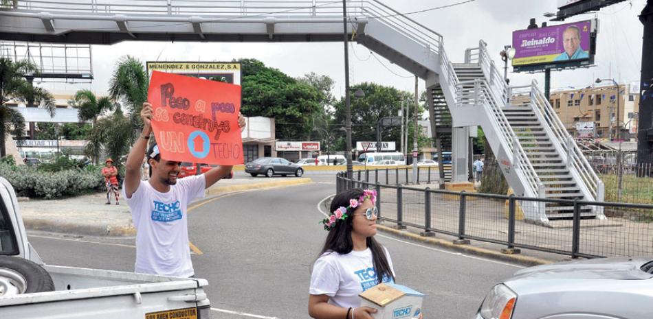 Iniciativa. Los jóvenes voluntarios se apostaron el viernes y sábado en las principales avenidas de la capital, en busca de la solidaridad de los ciudadanos para construir viviendas a personas de escasos recursos.