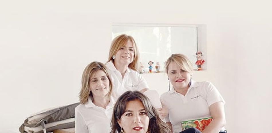 María Alejandra Fondeur, Lissette de Hazoury, María del Pilar Zarazua y Pamela Freixa, posan para el lente de Jorge Cruz en las instalaciones de Pequeños Cometas.