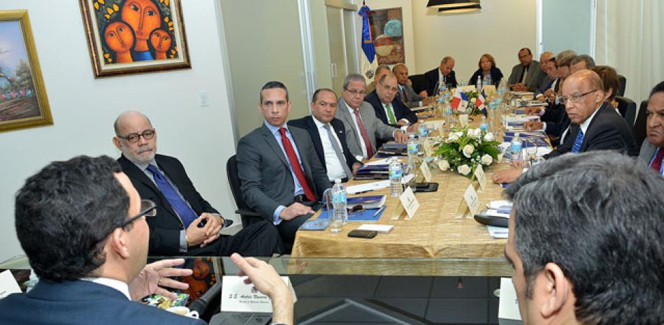 Reunión. El ministro de Relaciones Exteriores, Andrés Navarro, durante un encuentro en Panamá con veinte embajadores dominicanos.