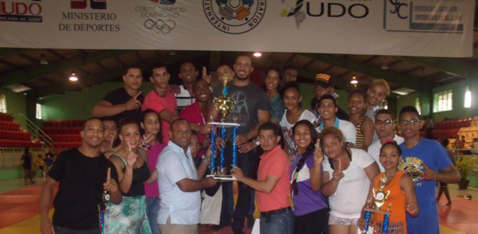 Gilberto García, presidente de la Fedojudo, premia a los atletas y dirigentes de la Zona Norte II, campeona del evento.