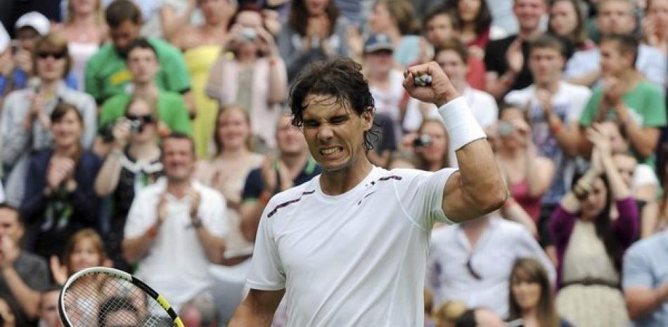 El español Rafael Nadal tras vencer al brasileño Thomaz Bellucci en la primera ronda del torneo de Wimbledon, ayer martes.