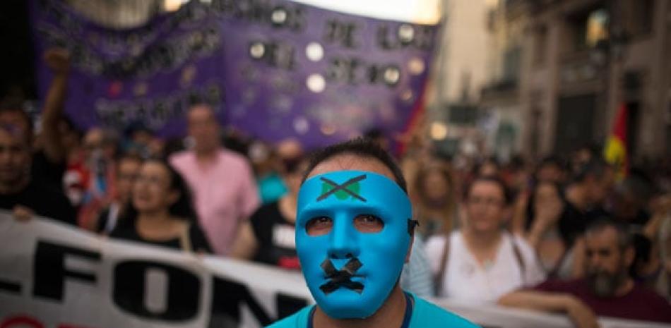 Máscara. Un manifestante enmascarado participa en la marcha de ayer en Madrid.