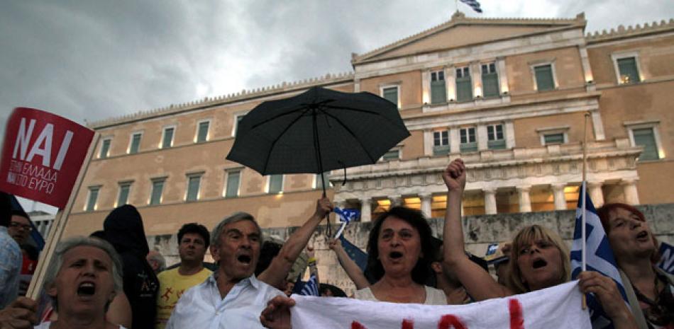 “SÍ”. Manifestantes que apoyan el “Si” en el referendo que se realizará en Grecia el próximo domingo, protestan ayer, frente al parlamento griego en Atenas.