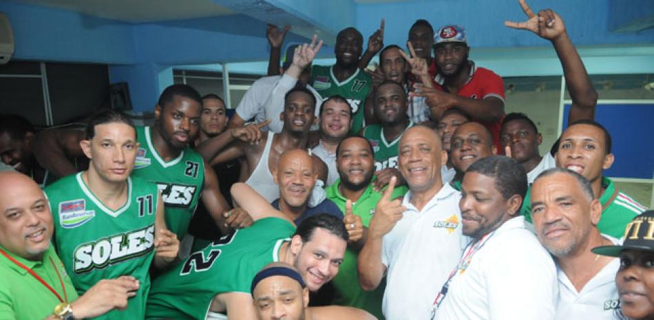 Ejecutivos, jugadores y seguidores de los Soles de Santo Domingo celebran la victoria conquistada anoche por este conjunto en el baloncesto de la LNB.
