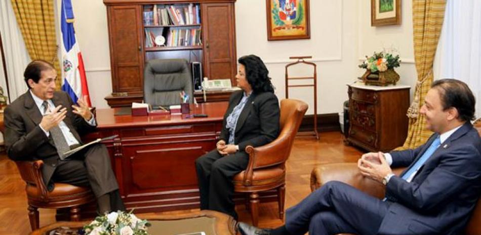 Reunión. Cristina Lizardo y Abel Martínez se reunieron con el ministro Gustavo Montalvo.