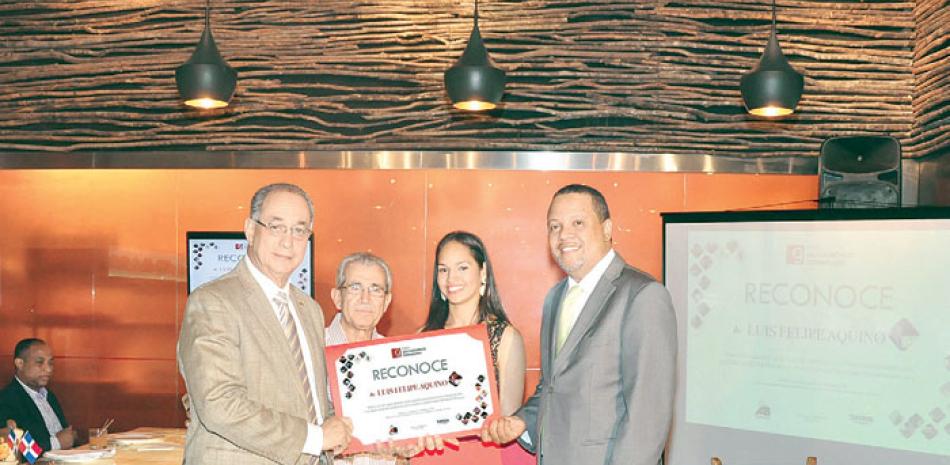 Homenaje. Luis Felipe Aquino (izquierda), presidente de la Bolsa Turística del Caribe, recibe un reconocimiento.