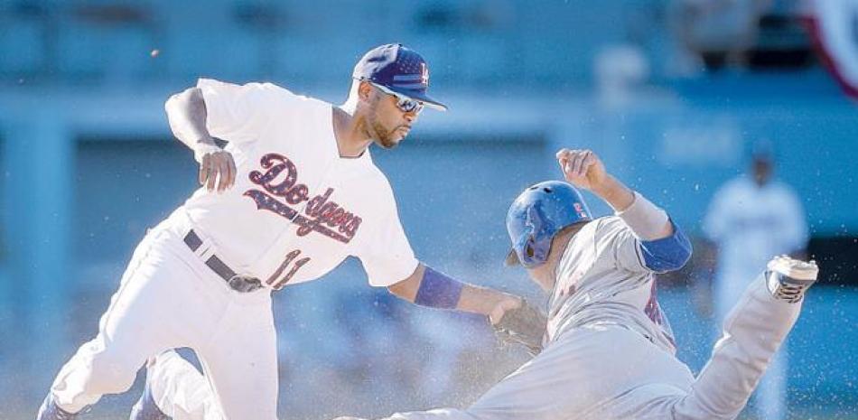 El dominicano Juan Lagares, de los Mets, es puesto por shortstop Jimmy Rollins cuando intentaba estafarse la segunda base en el partido contra los Dodgers.