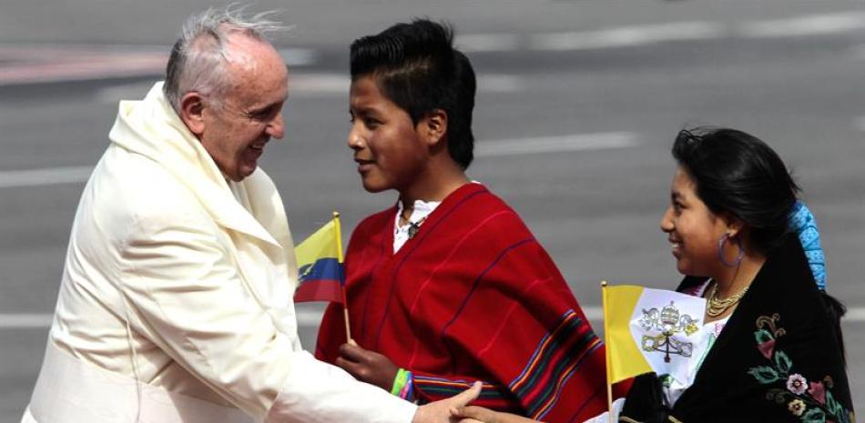El papa Francisco saluda a jóvenes a su llegada a Quito, capital de Ecuador, en la primera parada en su gira latinoamericana, que lo llevará también a Bolivia y Paraguay.