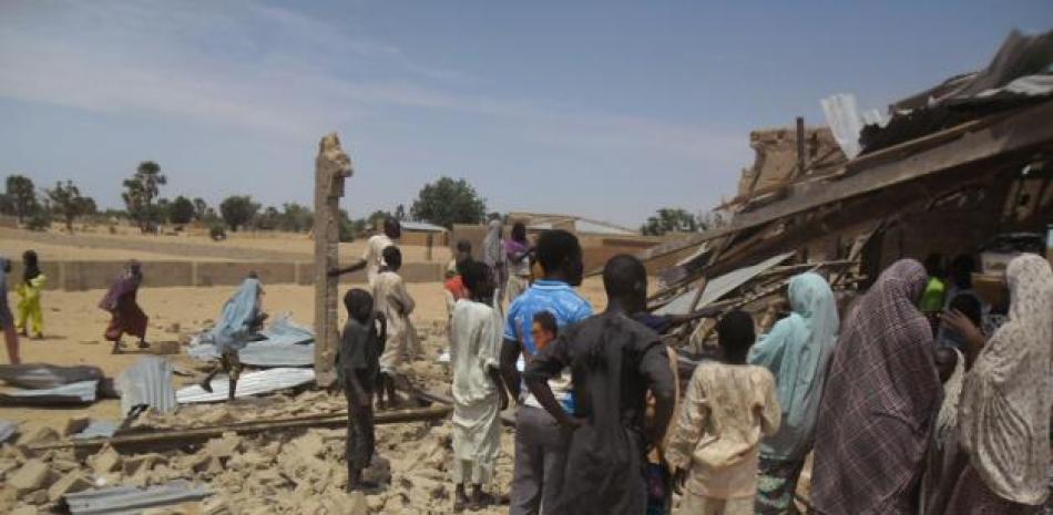 Ciudadanos de Nigeria observan los escombros dejados por un estallido en la iglesia cristiana de Cristo redimido en Potiskum, Nigeria, el domingo 5 de julio de 2015. (Foto Photo/Adamu Adamu Damaturu).