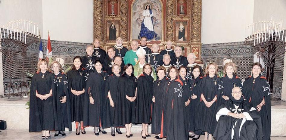 Investidura. Damas, caballeros, padrinos y madrinas de la Orden de Malta junto al Cardenal.