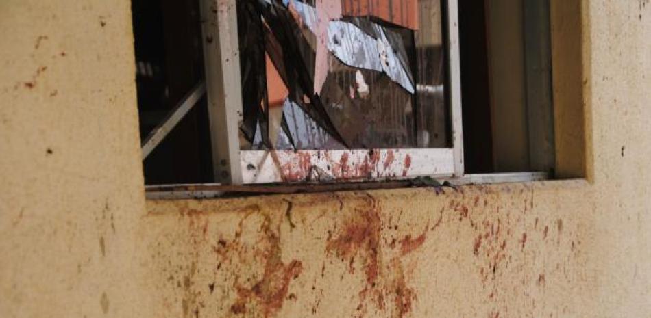 Una pared manchada de sangre y una ventana rota muestran parte del daño ocasionado por la explosión de una bomba que mató al menos 25 personas en Zaria, Nigeria, el martes 7 de julio de 2015. El ataque fue atribuido al grupo extremista islámico Boko Haram. (Foto AP)