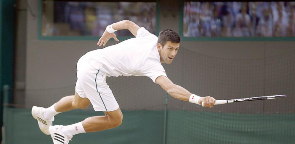Novak Djokovic requirió de 45 minutos avanzar a su serie de cuartos de final número 25 en forma consecutiva en torneos de Grand Slam con un triunfo de 6-7 (6), 6-7 (6), 6-1, 6-4, 7-5.