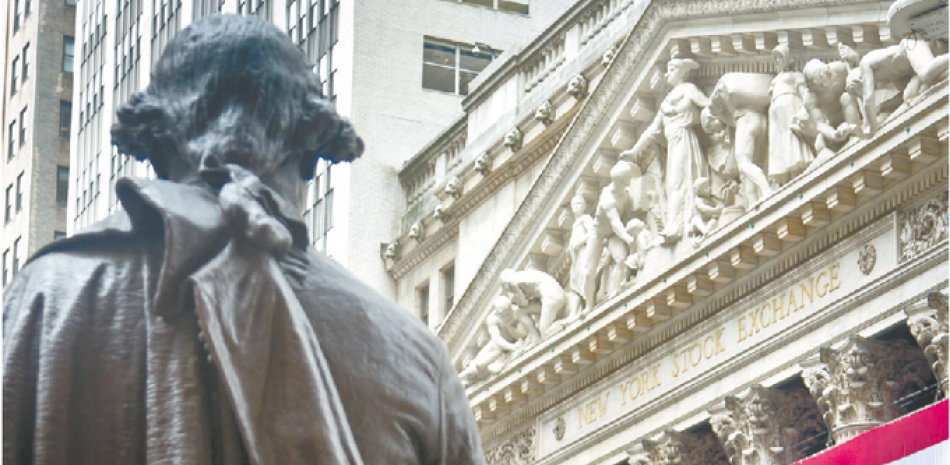 Bolsa. Estatua de George Washington, en primer plano, cerca de las columnas de la Bolsa de Valores de Nueva York, donde los negocios fueron interrumpidos, ayer