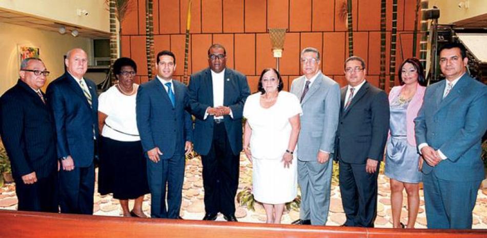 Visita. Desde la izquierda Francisco Cruz Pascual, Jesús Fiallo Prota, Celsa Albert, Jorge Báez, el rector Jesús Castro Marte, Zeneyda de Jesús Contreras, Ramón García Tatis, Manuel Ramón Peña Conce, Yakayra Suero y Román Jáquez Liranzo.