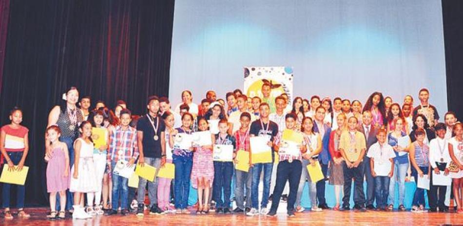 Ganadores de la categoría infantil en el Noveno Festival de Teatro Escolar.