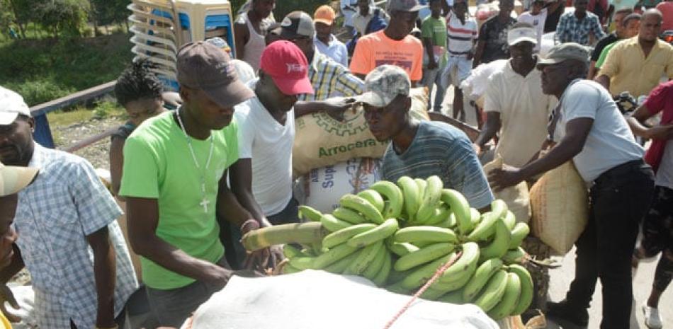 Haitianos acarreando sus productos.