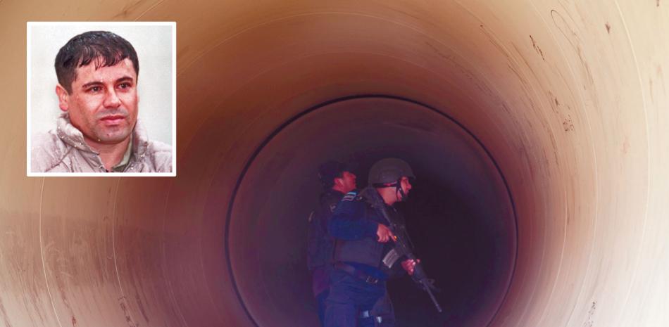Túnel. Policías federales inspeccionan una tubería de drenaje fuera de la prisión de máxima seguridad del Altiplano, ayer en Almoloya, al oeste de la ciudad de México. En el recuadro, a la izquierda, arriba, Joaquín “El Chapo” Guzmán. AP