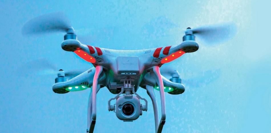 La fotografía muestra a un dron en pleno vuelo, en una operación que el Instituto de Aviación Civil (IDAC) regulará a partir de ahora en el país, a través de un reglamento que prohibirá su uso de noche, sin autorización, obligará a la acreditación de sus operadores y determinará su altitud, entre otras medidas.