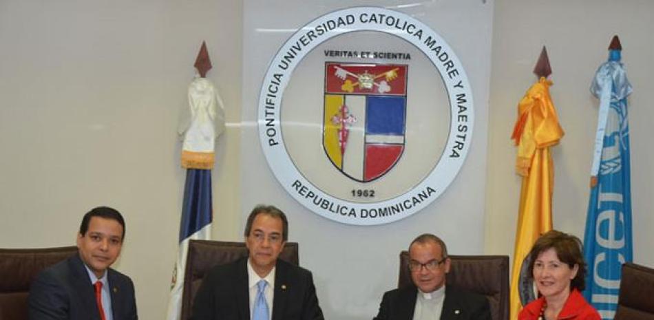 Rubrica. Elías Dinzey, José Mármol, reverendo Alfredo de la Cruz Baldera y María Jesús Conde.