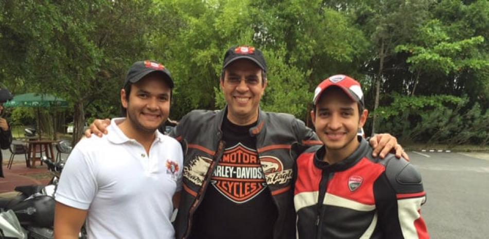 Pasatiempo. El literato José Mármol junto a sus hijos Yasser y Alberto de paseo en motocicleta.