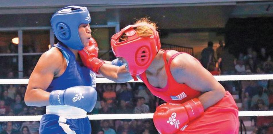 La norteamericana Claressa Shields golpea al rostro de la boxeadora de República Dominicana Yenebier Guillén Benítez, durante la disputa de la medalla de oro de los 75 kilos. Shields ganó el pleito por unanimidad.