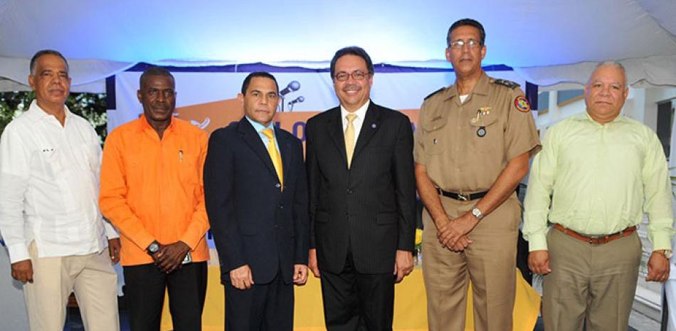Acto. Rafael Ovalles, director general del Infotep; y el presidente Asonahores, Simón Suárez, junto a mienmbros de la Junta de Directores del Infotep.