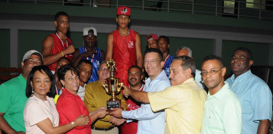 La representación de la provincia Santo Domingo recibe el trofeo de campeón de manos de Johnny Jones, Bienvenido Solano, Bertilia Fernández, Héctor Delgado, Carmen Leyda Mora y otros.