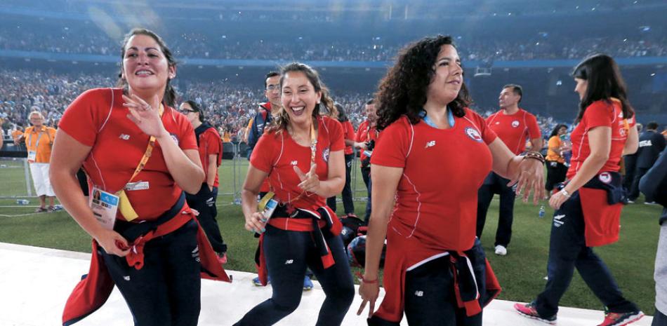 Atletas de Chile bailan durante una actuación en la ceremonia de clausura de los Juegos Panamericanos.